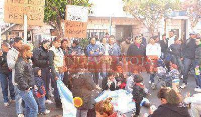 Vecinos del barrio La Banderita reclamaron frente a Tierras