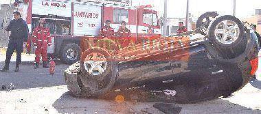 Conductor se salv� de milagro tras dar un vuelco su aut�movil
