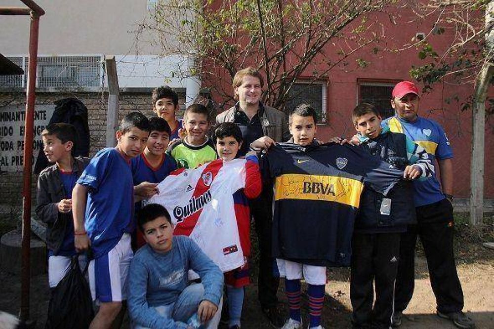 Campbell entreg� camisetas autografiadas a los chicos