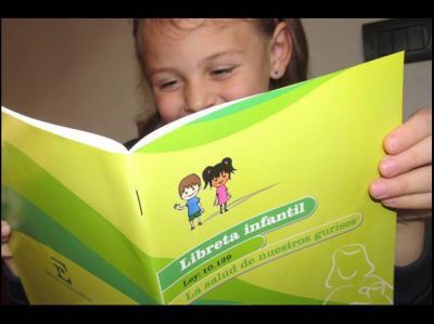 Se comenz� a entregar la libreta infantil para los reci�n nacidos
