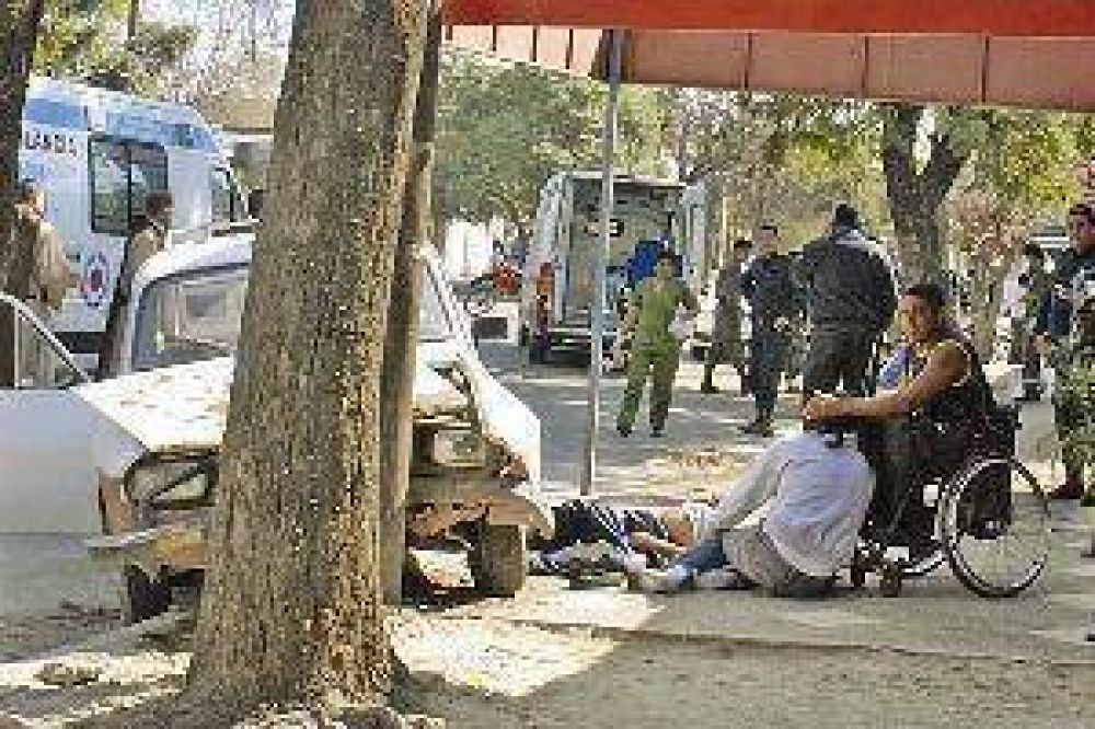 Choc� y muri� DT de equipo de b�squet para discapacitados