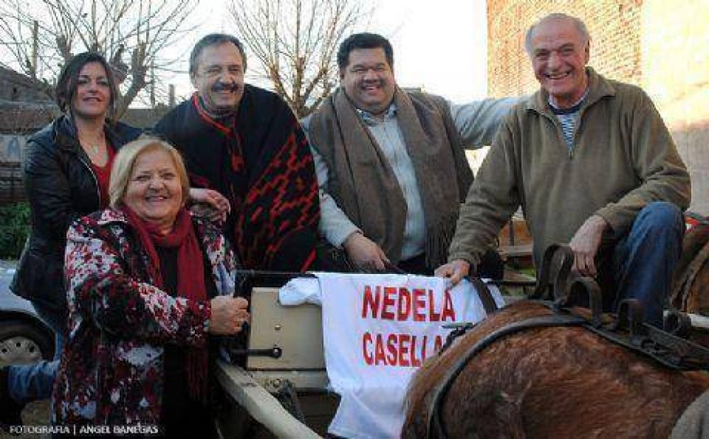 El sulky de campa�a pase� a Ricardo Alfons�n por Berisso