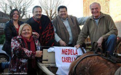 El sulky de campa�a pase� a Ricardo Alfons�n por Berisso