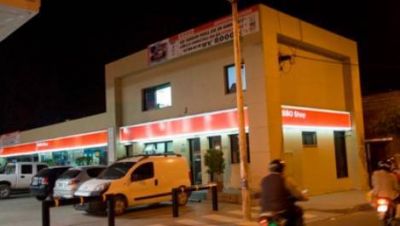 Roban $80.000 de una Esso y ordenan arrestar a 3 empleados