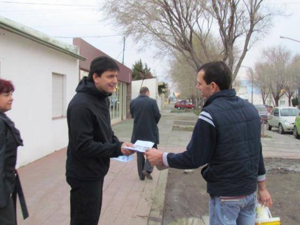 Gomez Bull se reuni� con residentes Santiague�os