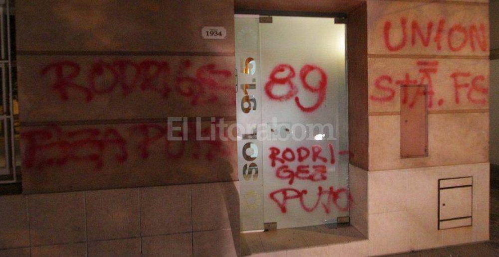 Un numeroso grupo de v�ndalos caus� destrozos en FM Sol