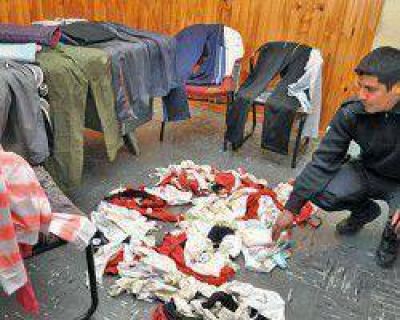 Hicieron un boquete y robaron $60.000 en ropa de una tienda; dos mujeres detenidas