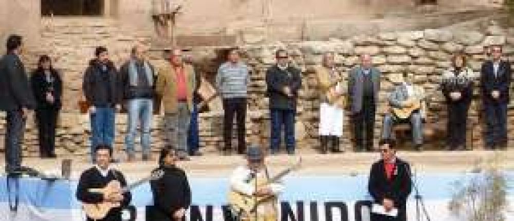Pol�mica por la guitarra de la estatua de Don Buena
