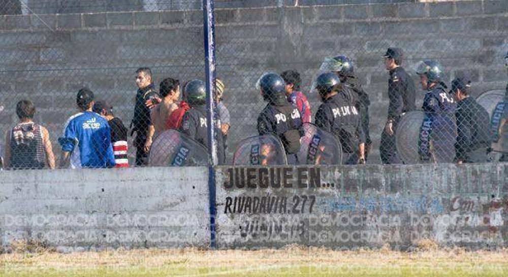 Un final bochornoso en Villa, con corridas y balas de goma