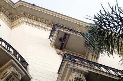 Susto en 2 y 45: cay� parte de un balc�n desde un tercer piso