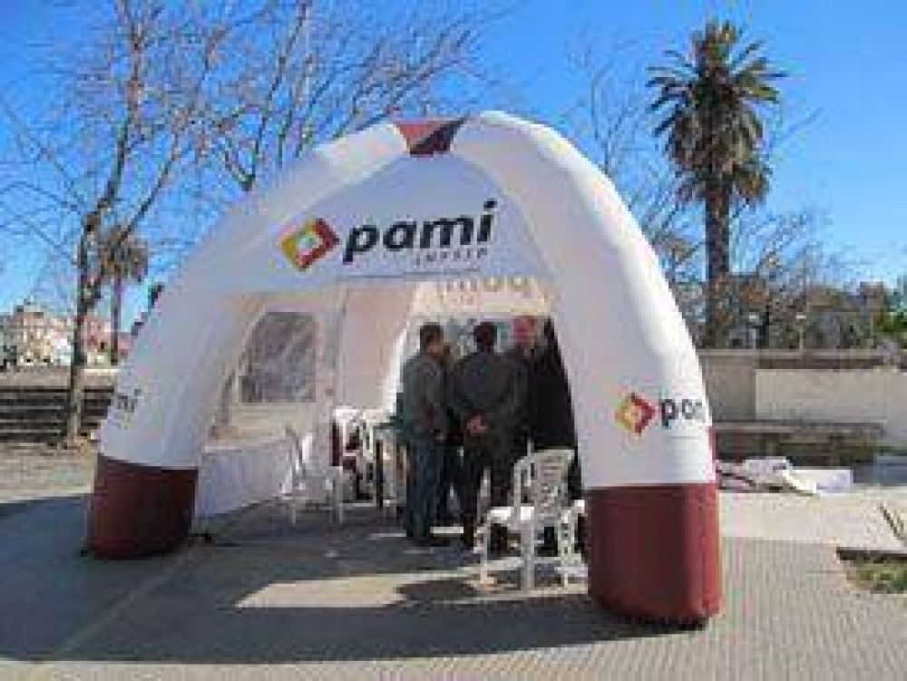 PAMI atendi� a sus afiliados en una carpa en la plaza central	