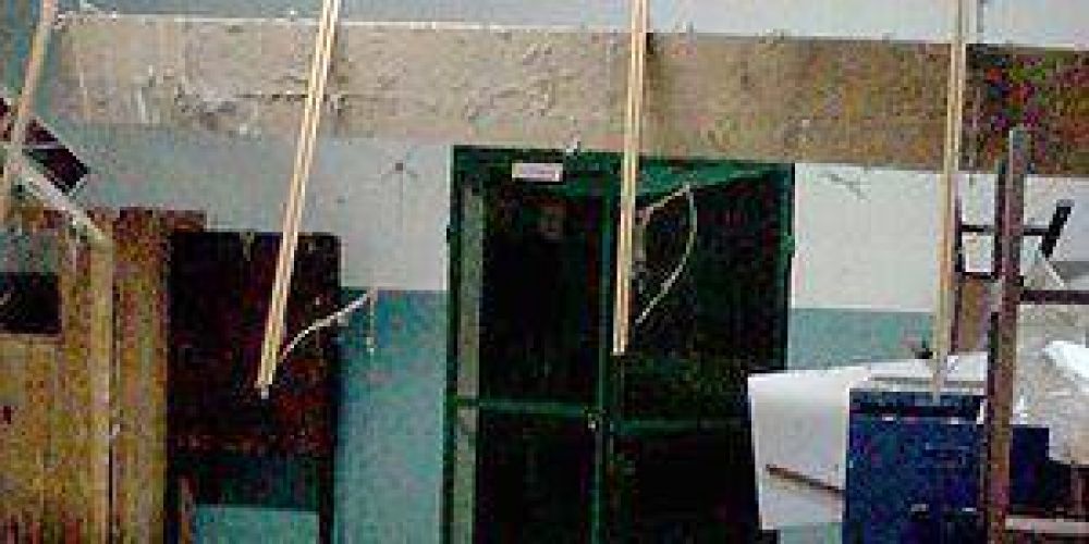 Preocupaci�n por derrumbe del techo de la Escuela N� 61