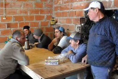 El gobernador supervis� la construcci�n de viviendas
