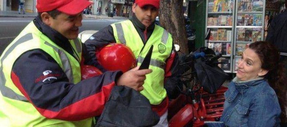 Michetti en campa�a, con los �chicos delivery�