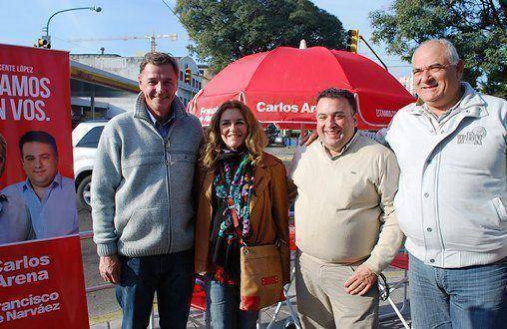 Claudia Rucci y Carlos Arena caminaron por Villa Martelli