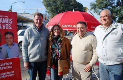Claudia Rucci y Carlos Arena caminaron por Villa Martelli
