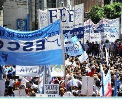 Docentes marchan y resienten la actividad