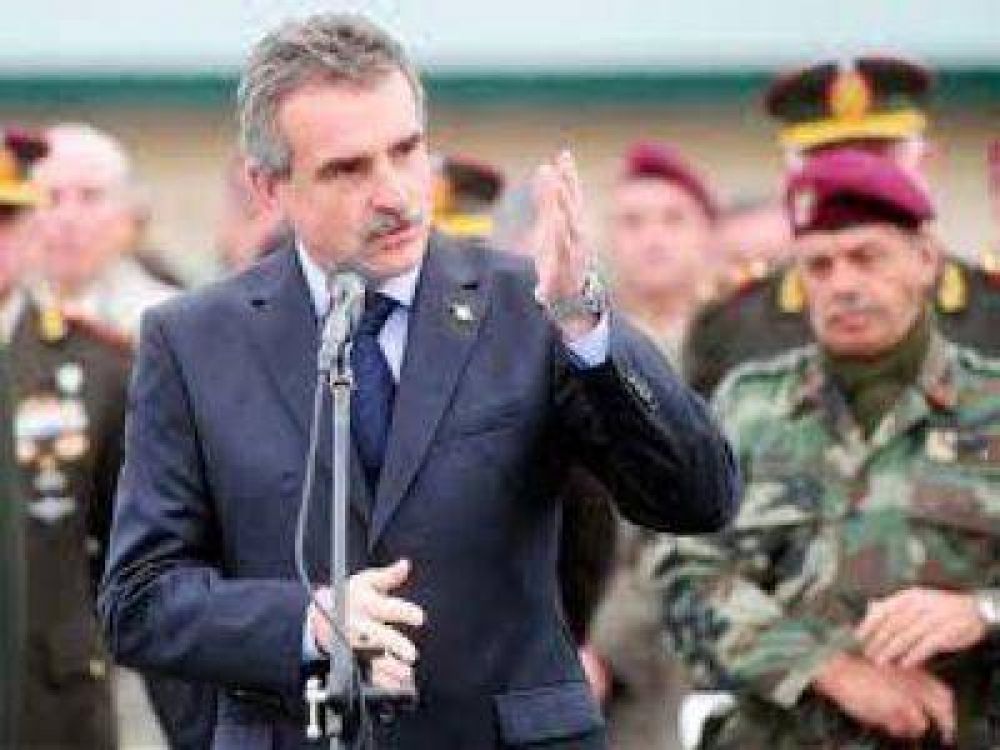 EL MINISTRO DE DEFENSA AGUST�N ROSSI LLEGA A MAR DEL PLATA