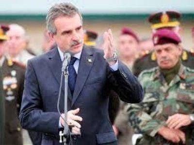 EL MINISTRO DE DEFENSA AGUST�N ROSSI LLEGA A MAR DEL PLATA
