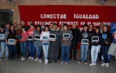 Este a�o, 4 mil estudiantes riojanos ya recibieron su computadora