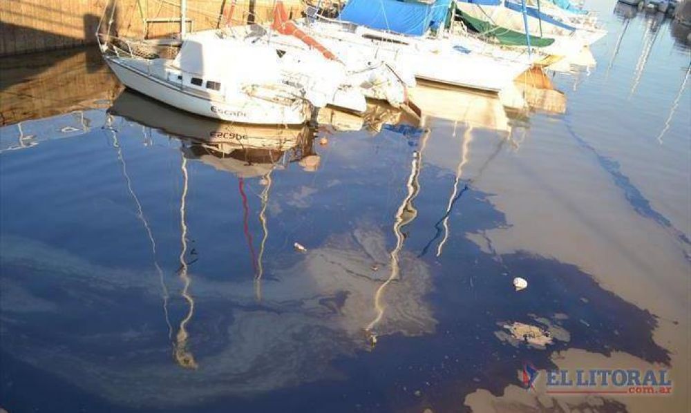 Investigan el origen de una mancha de hidrocarburo aparecida cerca del puerto