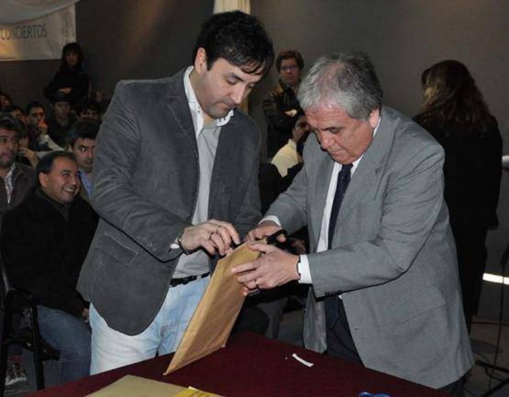 Apertura de sobres para la construcci�n de dos gimnasios