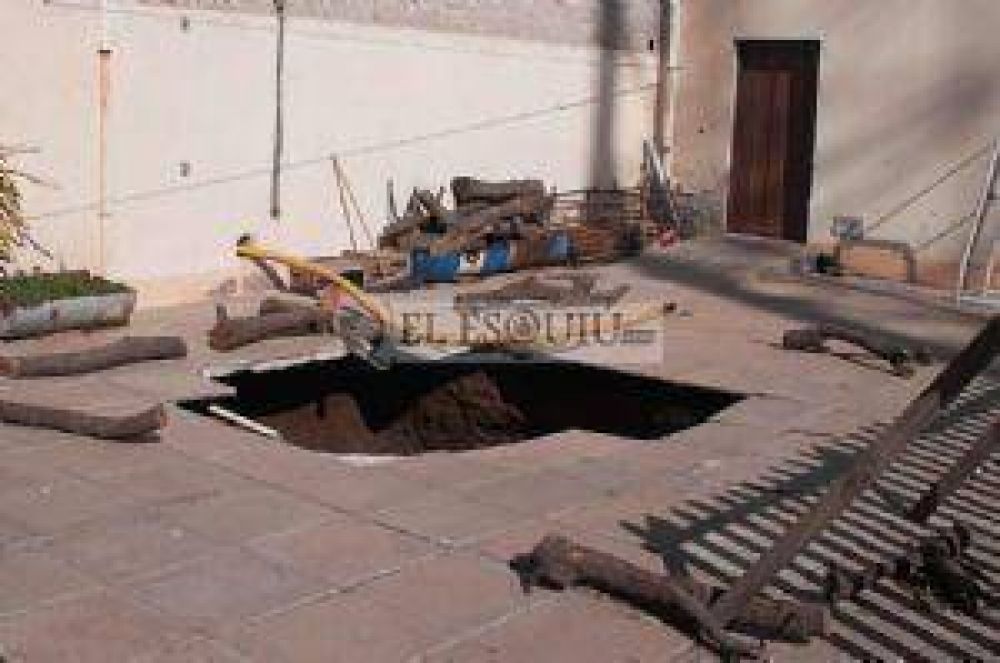 Suspenden clases en una escuela por hundirse el pozo