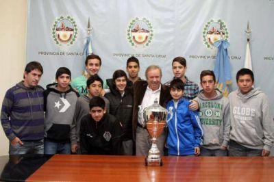 Peralta recibi� a futbolistas del Boxing Club