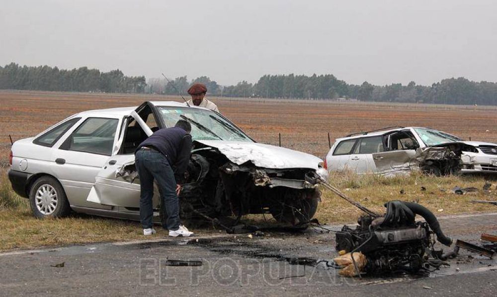 En un fuerte accidente frontal un auto perdi� el motor