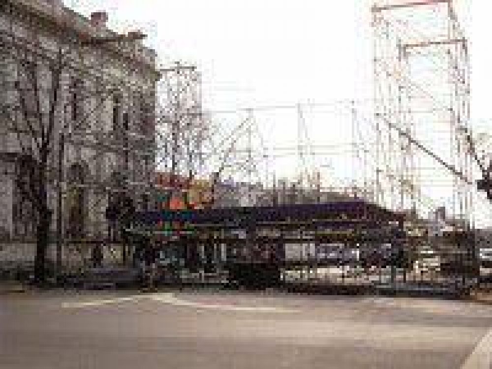 Contin�an armando la estructura del escenario donde se presentar� Pimpinela