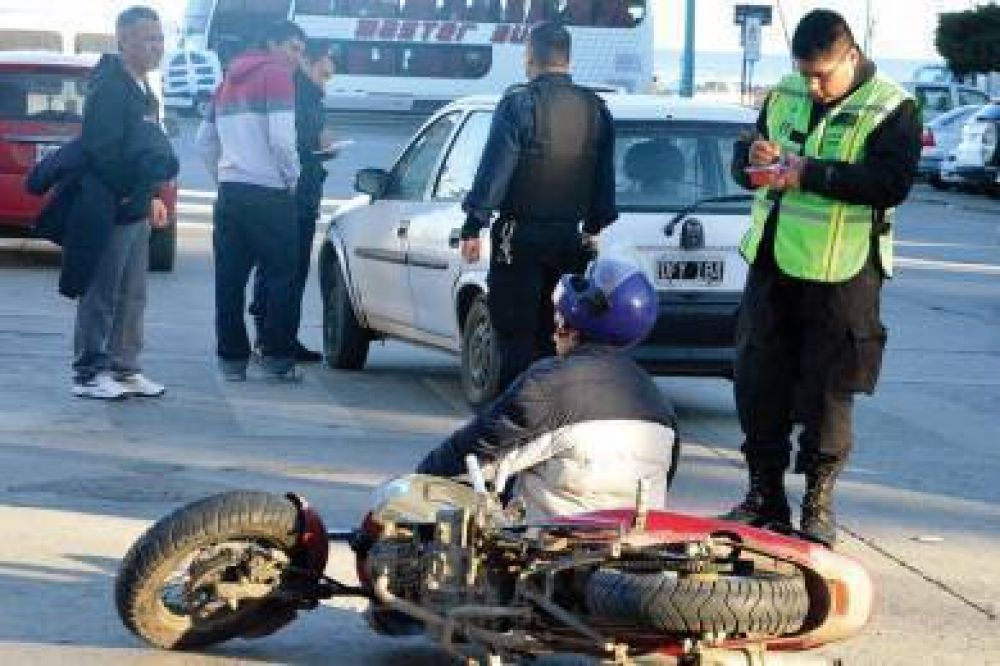 Motociclista golpeado tras colisionar en Moreno e Inmigrantes Gallegos