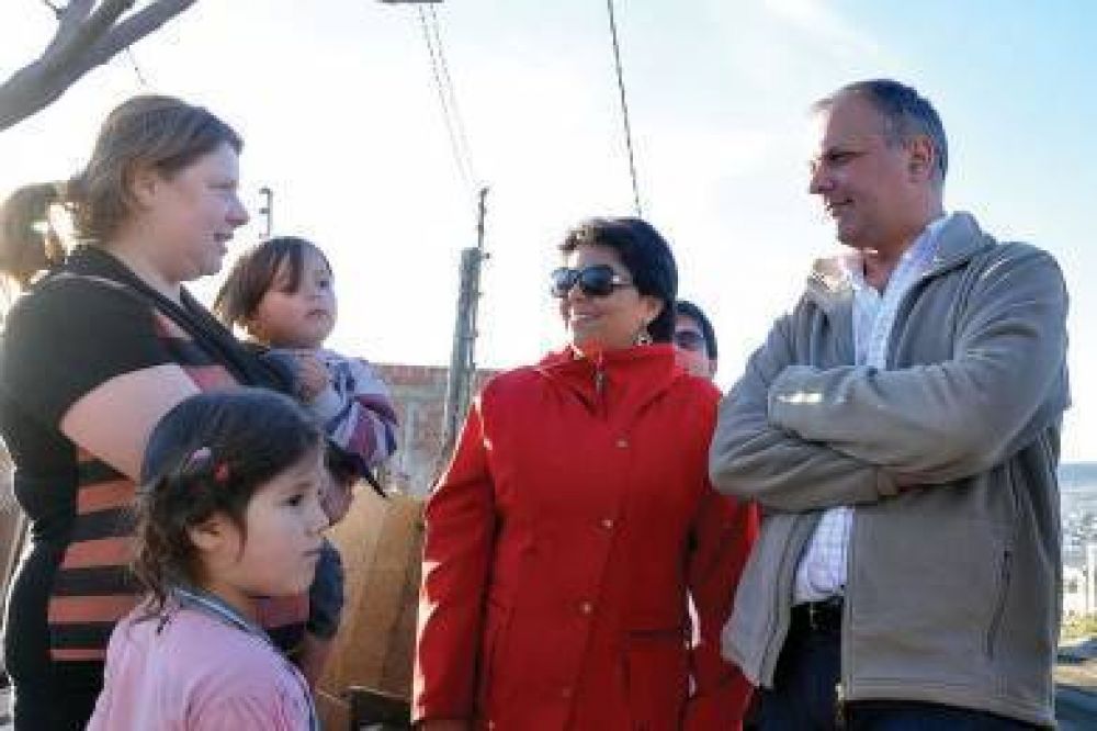 Buzzi recorri� el Abel Amaya junto a la precandidata Navarro