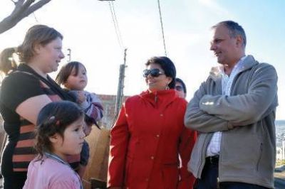 Buzzi recorri� el Abel Amaya junto a la precandidata Navarro