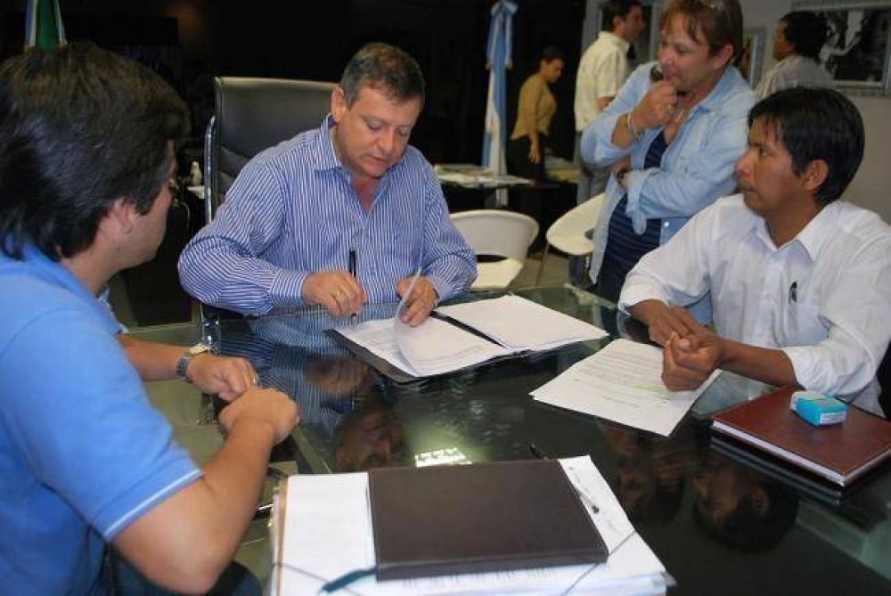 IPDUV firm� convenio con Intendente del Espinillo para la construcci�n de 23 casas