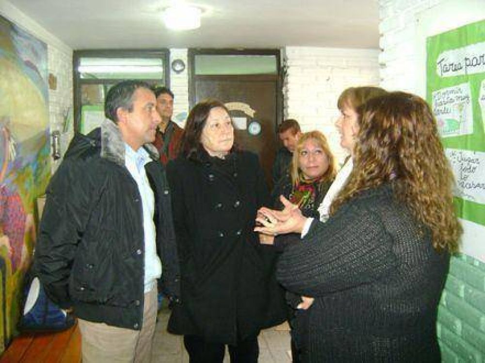 Azcona y Morro entregaron �tiles escolares en Bat�n