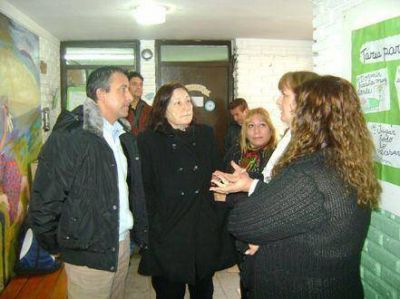 Azcona y Morro entregaron �tiles escolares en Bat�n