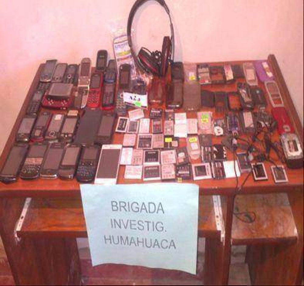 Precoces ladrones roban en comercio de celulares
