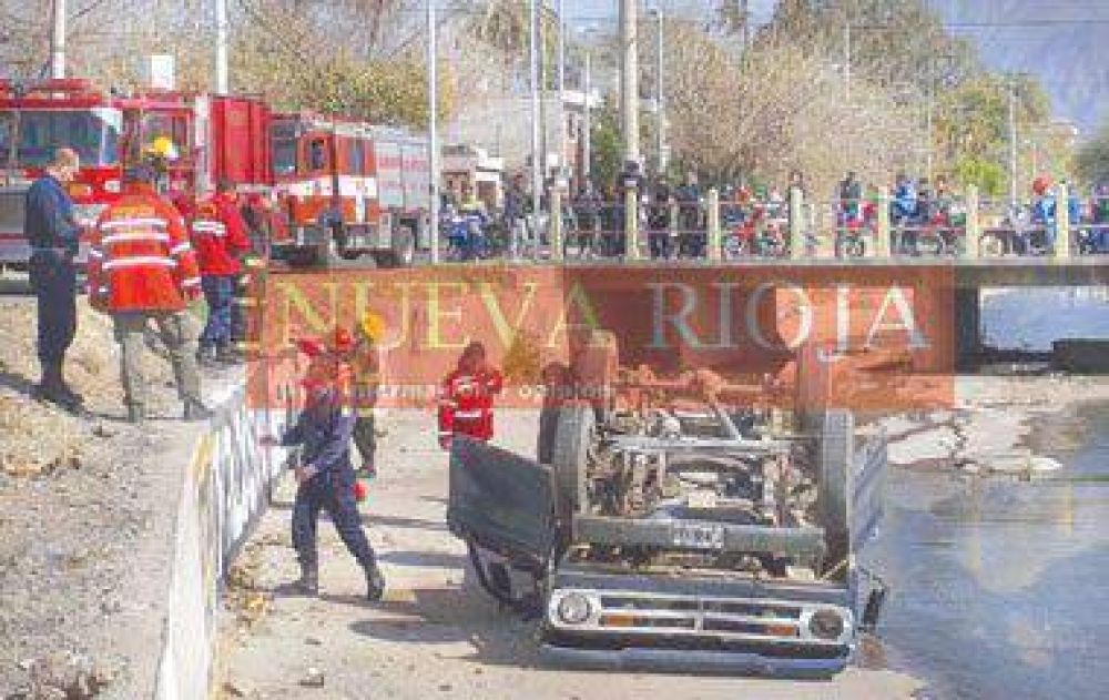 Una camioneta perdi� el control y fue a dar en el r�o Tajamar