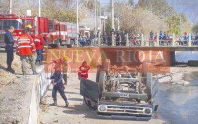 Una camioneta perdi� el control y fue a dar en el r�o Tajamar