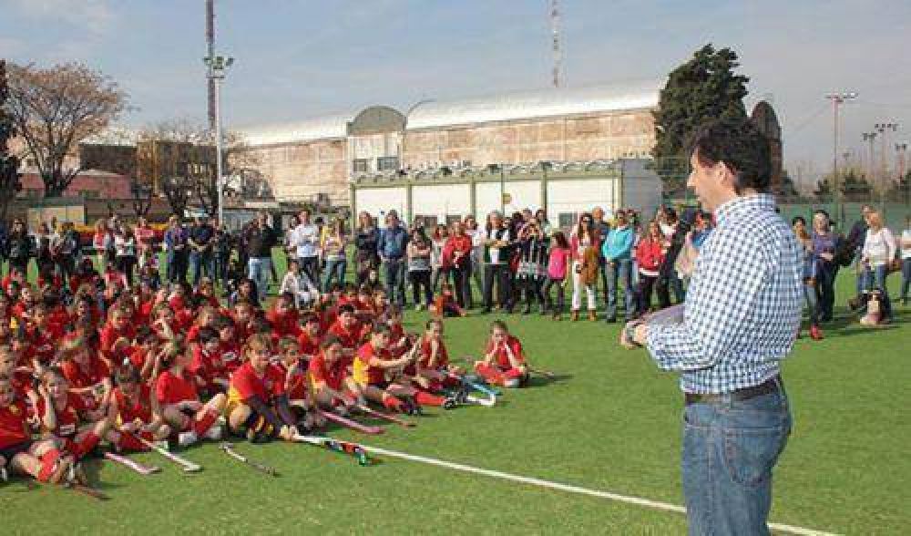 El club Banade inaugur� su nueva cancha de hockey de c�sped sint�tico