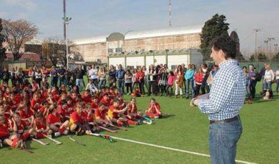El club Banade inaugur� su nueva cancha de hockey de c�sped sint�tico
