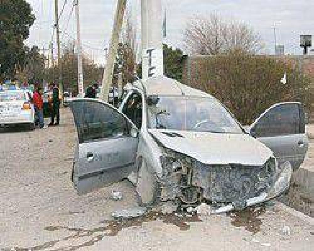 Violento choque de tres j�venes contra un poste de cemento, uno qued� grave