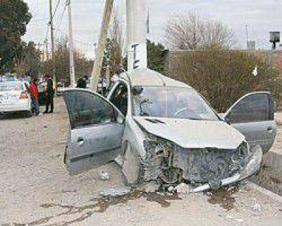 Violento choque de tres j�venes contra un poste de cemento, uno qued� grave