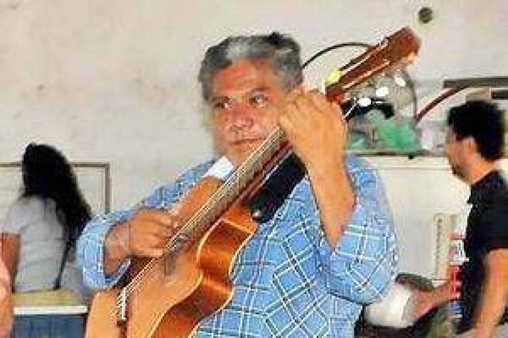 Ins�lita muerte de un folclorista que cay� de su moto por esquivar un perro