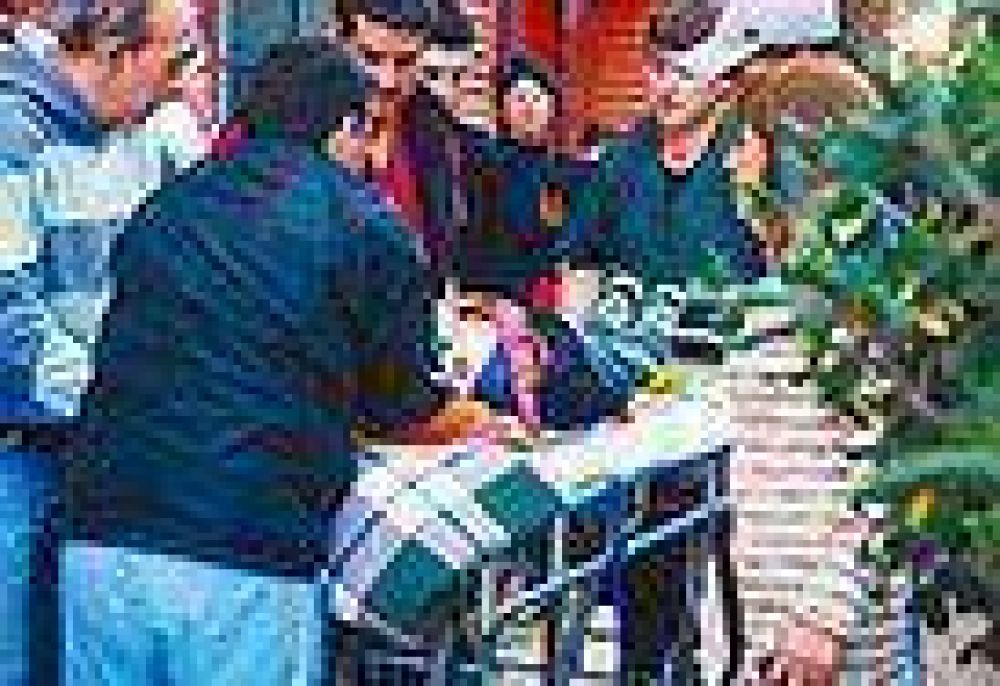 Un ni�o est� grave al caer de un edificio