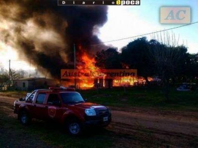 Voraz incendio consumi� 8 casillas de madera en minutos