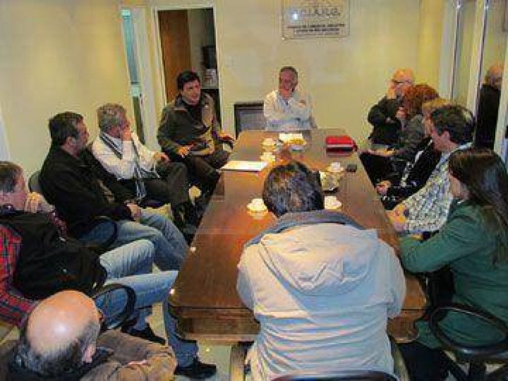 G�mez Bull se reuni� con los comerciantes