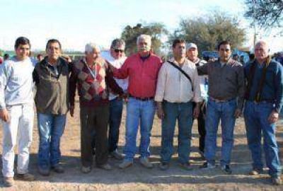 Rafael Olveira entreg� subsidios a clubes