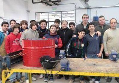 Dura�ona y alumnos de la Escuela T�cnica	