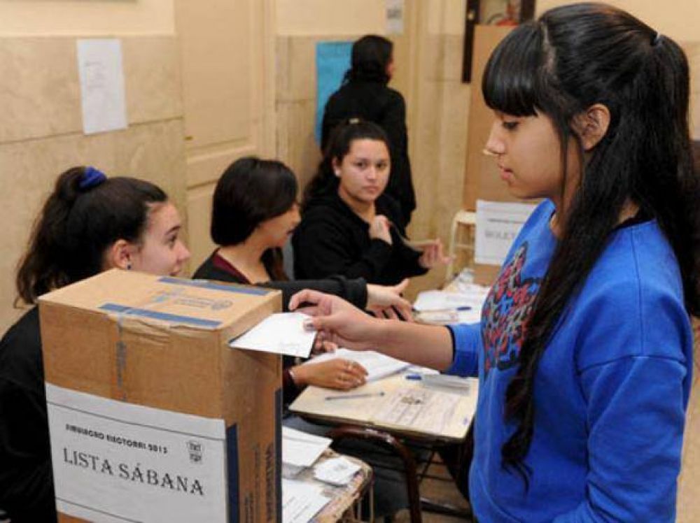 J�venes de toda Santa Fe fueron a las urnas para votar por los pr�ceres